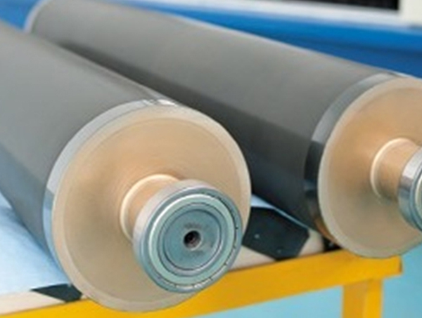 Apakah kelebihan penggelek bersalut aloi keras dalam aplikasi perindustrian?